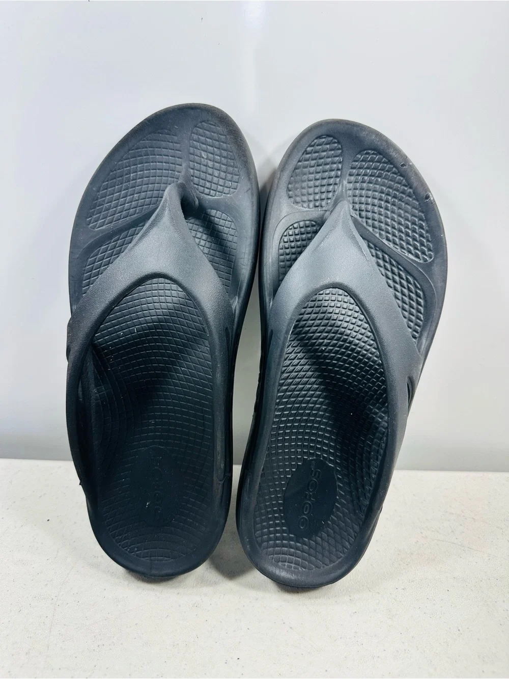 OOFOS OOriginal thong sandals size 6
